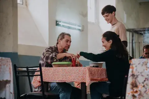 Federico Heinrich es una revelación en el rol del hijo de Andrea. Alberto Ammann interpreta a Alejo. Federico Heinrich es una revelación en el rol del hijo de Andrea. Alberto Ammann interpreta a Alejo.