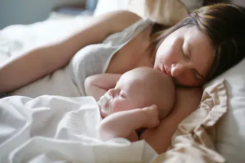 Mamá y bebé duermen juntos. Mamá y bebé duermen juntos.