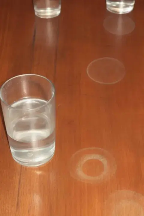 Este es el método para sacar las manchas de la madera. Este es el método para sacar las manchas de la madera.