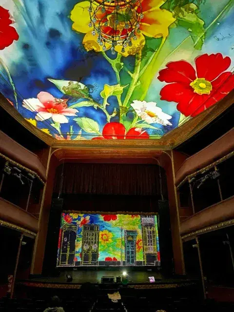 La agrupación presentará “Ratos Luz”, una propuesta escénica inmersiva que fusiona música, visuales y mapping, con 20 escenografías virtuales envolventes que transportan al público a un universo contemporáneo sin perder la esencia arrabalera y emotiva del tango. La agrupación presentará “Ratos Luz”, una propuesta escénica inmersiva que fusiona música, visuales y mapping, con 20 escenografías virtuales envolventes que transportan al público a un universo contemporáneo sin perder la esencia arrabalera y emotiva del tango.