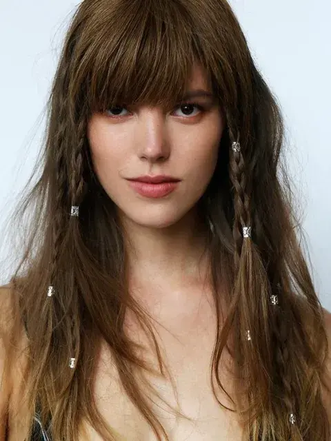 Las cuentas en el cabello son furor. Las cuentas en el cabello son furor.