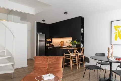 Amoblamiento de cocina en melamina Egger, mesada de mármol negro ‘Brasil’ y alzada en porcelanato esmaltado. 