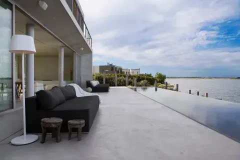 Muebles de exterior (Pampa Living). Tienen parrilla, pero queda oculta: está en un lateral, junto a una cocina de servicio que usan cuando hacen reuniones numerosas. Muebles de exterior (Pampa Living). Tienen parrilla, pero queda oculta: está en un lateral, junto a una cocina de servicio que usan cuando hacen reuniones numerosas.