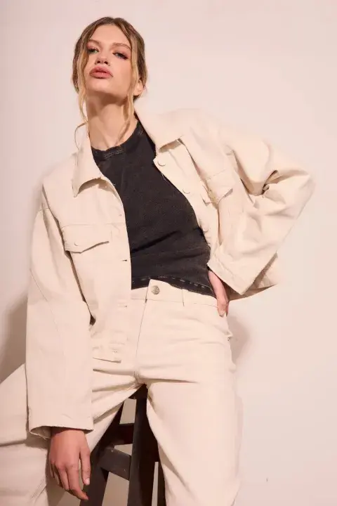 Las prendas oversize se suman una temporada más al armario y esta campera tiene el color de la temporada (KREMIA $ 30.000,00) Las prendas oversize se suman una temporada más al armario y esta campera tiene el color de la temporada (KREMIA $ 30.000,00)