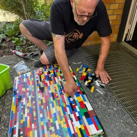 Con la ayuda de su marido, que arma la base, ella se encarga de diseñar los motivos que hacen que cada rampa sea única.