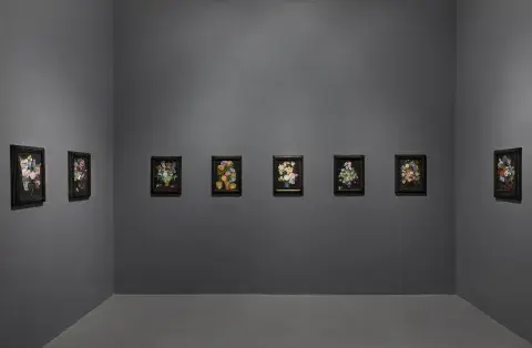 La Sala 1 explora en las variantes de estos arreglos florales por fuera de su entorno natural. 