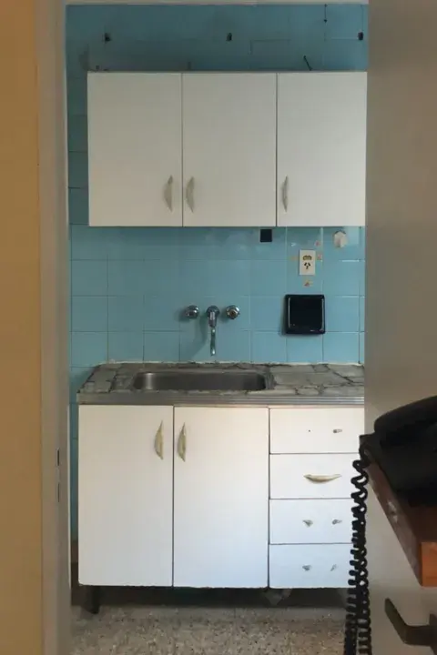 Los revestimientos y el mobiliario claramente debían cambiarse para poder dar un aspecto moderno a la cocina. Los revestimientos y el mobiliario claramente debían cambiarse para poder dar un aspecto moderno a la cocina.