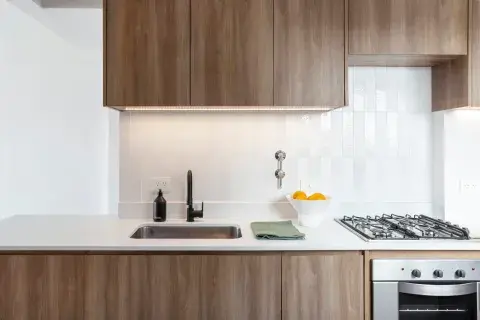 Mueble diseñado por el estudio Costantini en melamina 'Scotch' de Falplac. Mesada de Purastone Blanco Sur (Tanti Mármoles). Bowl blanco (Vessel Deco). Grifería Piazza 'Emblem' flexible (Foschia). Mueble diseñado por el estudio Costantini en melamina 'Scotch' de Falplac. Mesada de Purastone Blanco Sur (Tanti Mármoles). Bowl blanco (Vessel Deco). Grifería Piazza 'Emblem' flexible (Foschia).