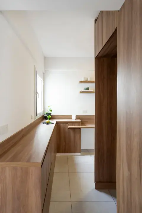 El mueble de guardado también sirve como apoyo para lo que se lleva o se saca de la heladera (a la derecha). Piso de porcelanato 'Life Tiza' de Cerro Negro (Foschia). El mueble de guardado también sirve como apoyo para lo que se lleva o se saca de la heladera (a la derecha). Piso de porcelanato 'Life Tiza' de Cerro Negro (Foschia).