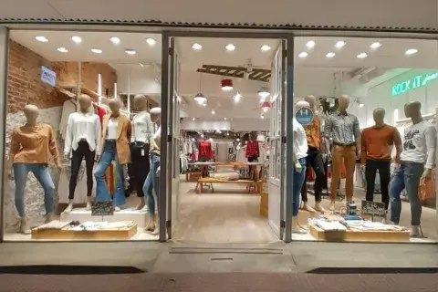 Rock It: una de las tiendas en la calle Ituzaingó, el shopping más barato de Córdoba. Rock It: una de las tiendas en la calle Ituzaingó, el shopping más barato de Córdoba.