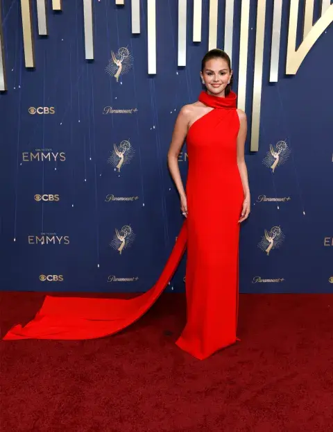 Selena Gomez en la alfombra roja de los Premios Emmy 2025. Selena Gomez en la alfombra roja de los Premios Emmy 2025.