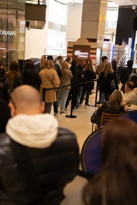 Largas colas por la llegada a Argentina de The Cheesecake Factory.