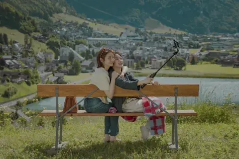 Tú y todo lo demás explora la relación de dos amigas, durante varias décadas.