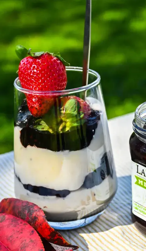 Vasito de yogur con mermelada y frutos secos
