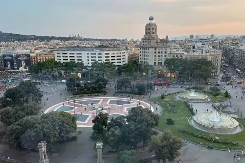 El secreto mejor guardado: la vista desde el último piso del Corte Inglés en Plaza Cataluña. El secreto mejor guardado: la vista desde el último piso del Corte Inglés en Plaza Cataluña.