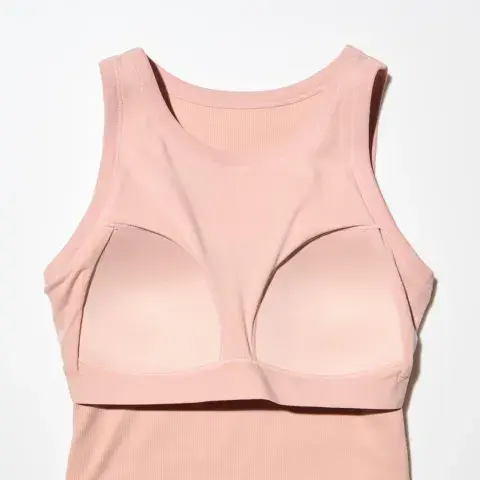 Lejos de ser una moda pasajera, las remeras con sostén incorporado vinieron a instalarse como parte del nuevo armario inteligente Lejos de ser una moda pasajera, las remeras con sostén incorporado vinieron a instalarse como parte del nuevo armario inteligente