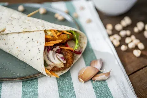 Foto de wraps de lechuga con hummus y vegetales crudos.