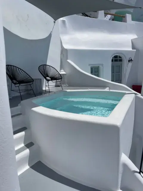 De estilo griego, una mini pileta en la terraza puede funcionar como un pequeño oasis deco