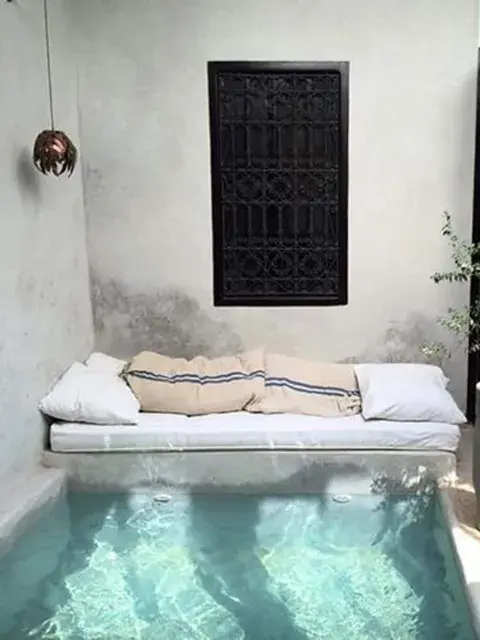 Instalar la pileta junto a un muro puede ayudarte a ganar amplitud visual. Sumale una cascada, luces o un cantero verde para potenciar el efecto relax.