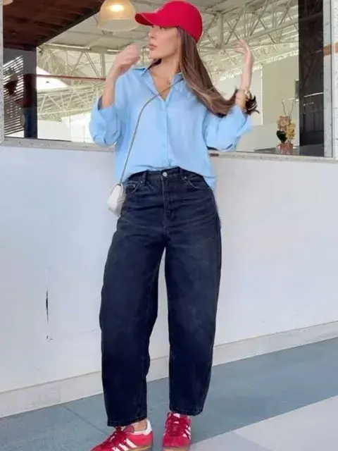 Combiná tus baggy con una camisa o chaqueta vaquera en el mismo tono o en colores diferentes Combiná tus baggy con una camisa o chaqueta vaquera en el mismo tono o en colores diferentes