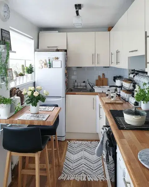 La clave está en pensar en vertical, elegir colores claros que multipliquen la luz y sumar muebles versátiles que se adapten al ritmo del día a día. La clave está en pensar en vertical, elegir colores claros que multipliquen la luz y sumar muebles versátiles que se adapten al ritmo del día a día.