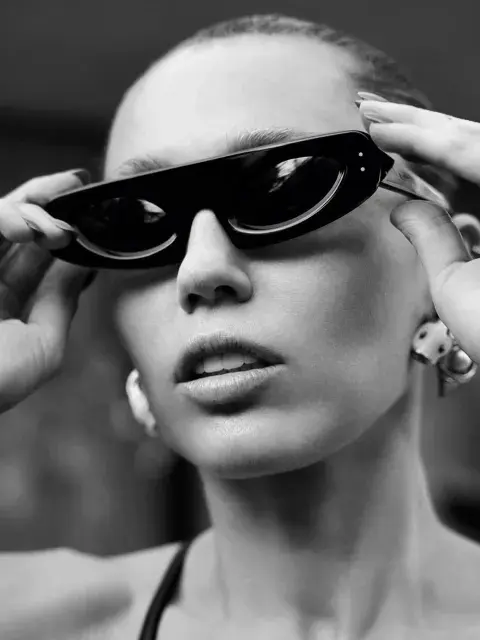 En una de las tomas más vanguardistas, aparece en blanco y negro, en primer plano, con lentes ultraplanos En una de las tomas más vanguardistas, aparece en blanco y negro, en primer plano, con lentes ultraplanos