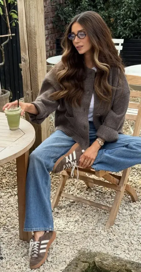 Las camisas livianas con cardigans abiertos son una dupla ideal para la mañana fresca y las tardes más templadas Las camisas livianas con cardigans abiertos son una dupla ideal para la mañana fresca y las tardes más templadas
