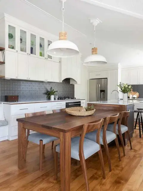 La península con mesa integrada, que se perfila como una solución más práctica, elegante y funcional.