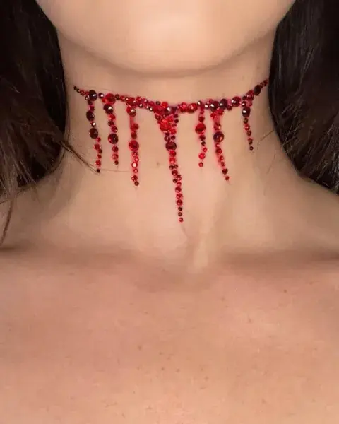 Jugá con strasses de distinto tamaño y tono