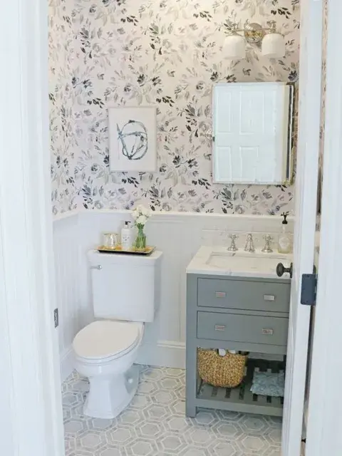 Podés destacar una pared de tu mini baño para darle color y mucha onda