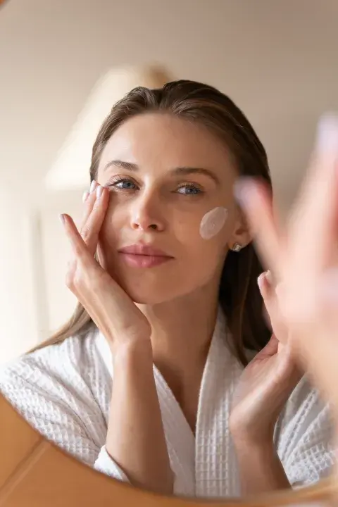 Adiós al maquillaje pesado: la tendencia de la piel fresca y real.
