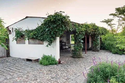 La estructura comparte con la casa el solado de adoquines y piedra bola y los canteros con saludables macizos de salvias farináceas. La estructura comparte con la casa el solado de adoquines y piedra bola y los canteros con saludables macizos de salvias farináceas.
