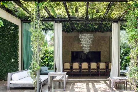 Se buscó unir el interior y exterior por medio de grandes ventanales. Por la pérgola trepan Tetrastigma voinierianum, Solanum laxum y Jasminum azoricum. Se buscó unir el interior y exterior por medio de grandes ventanales. Por la pérgola trepan Tetrastigma voinierianum, Solanum laxum y Jasminum azoricum.