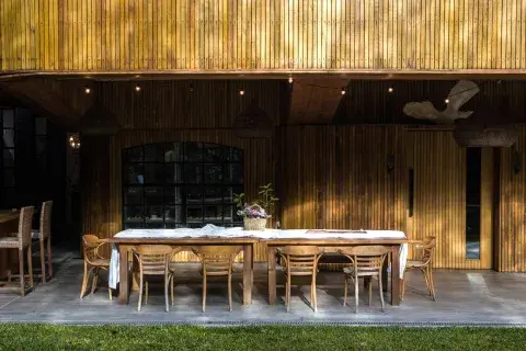 El juego de comedor se hizo con la madera de una araucaria que había en el terreno. A la izquierda, junto a la parrilla, está la entrada al taller de Caro. El juego de comedor se hizo con la madera de una araucaria que había en el terreno. A la izquierda, junto a la parrilla, está la entrada al taller de Caro.