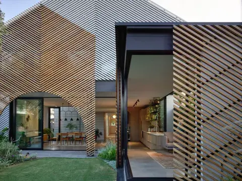 El contrafrente se protegió con listones de fresno en blanco y en natural sobre estructuras de aluminio. Nueva estética y nuevo efecto parasol. El contrafrente se protegió con listones de fresno en blanco y en natural sobre estructuras de aluminio. Nueva estética y nuevo efecto parasol.