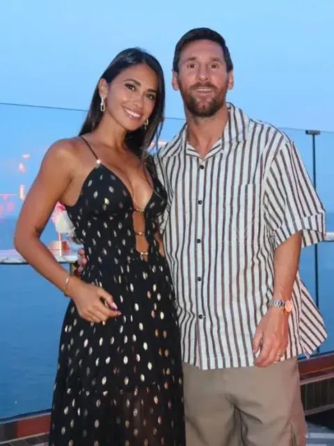 Antonela eligió un vestido de base negra con lunares blancos Antonela eligió un vestido de base negra con lunares blancos