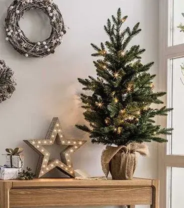 Mini árboles de Navidad: 6 ideas para decorar con encanto incluso en espacios pequeños Mini árboles de Navidad: 6 ideas para decorar con encanto incluso en espacios pequeños