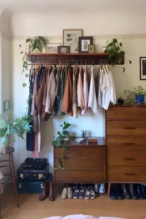 Foto de vestidor abierto.