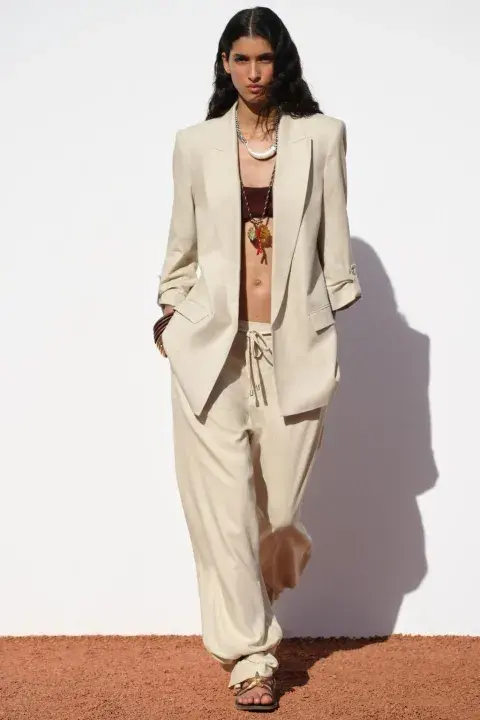 Cambia la remera por un top y el blazer te sirvió tanto para el día en la ofi como para el after. Cambia la remera por un top y el blazer te sirvió tanto para el día en la ofi como para el after.