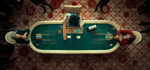 Maldita suerte tiene una fuerte apuesta en lo visual y en la creación de contrastes.