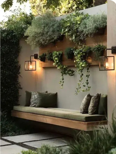 Elegí bancos que escondan herramientas de jardinería de manera elegante, combinando funcionalidad y estética.