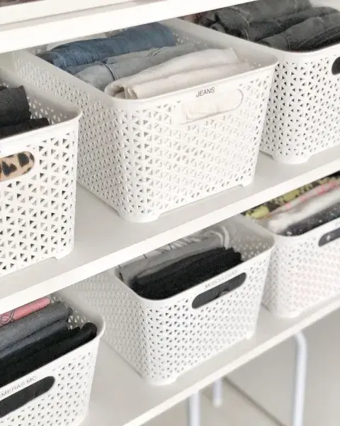 Foto de cajas de ropa.