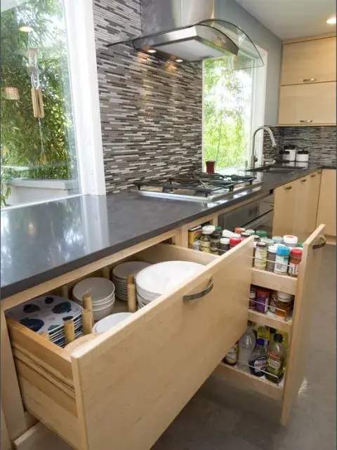 Una cocina discreta: estantes deslizantes para esconder pequeños electrodomésticos Una cocina discreta: estantes deslizantes para esconder pequeños electrodomésticos