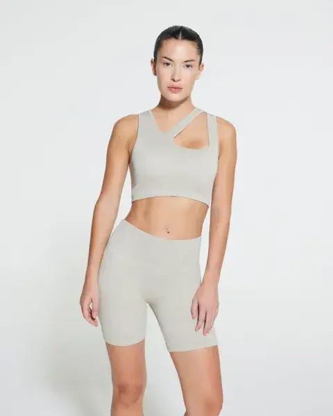 Foto de mujer con ropa deportiva. Foto de mujer con ropa deportiva.