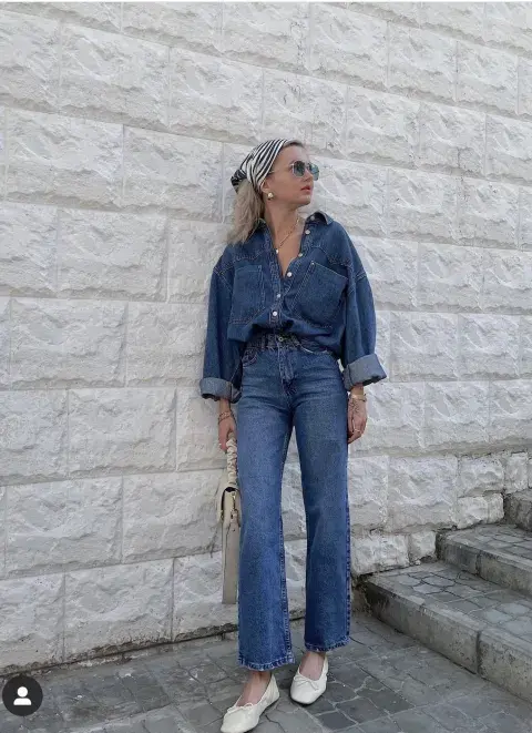 La magia de la camisa de jean es que se adapta a cada momento y estación. La magia de la camisa de jean es que se adapta a cada momento y estación.