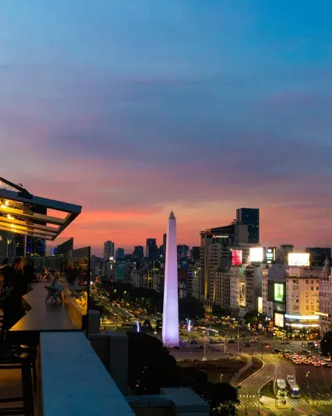 La Ciudad y el Instituto de Trasplante instalaron frente al Obelisco la muestra visual “No hay más tiempo” para visibilizar la importancia de la donación de órganos y la urgencia que atraviesan las personas que necesitan un trasplante