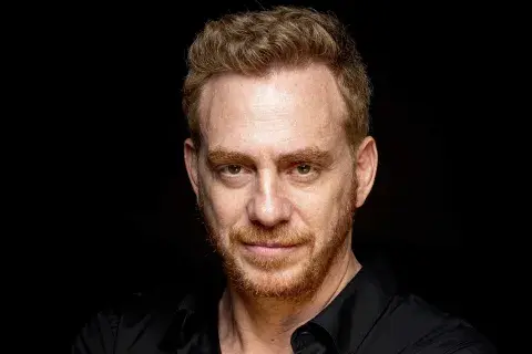Claudio Tolcachir es dramaturgo, director y docente, fundó Timbre 4 y, tras el exitazo de La omisión, repitió aciertos con Tercer cuerpo y El viento en un violín. Claudio Tolcachir es dramaturgo, director y docente, fundó Timbre 4 y, tras el exitazo de La omisión, repitió aciertos con Tercer cuerpo y El viento en un violín.