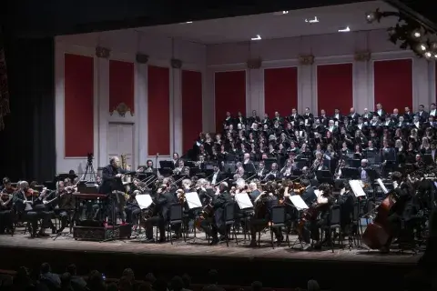 Con dirección musical del maestro Coreano Jongwhi Vakh, la Orquesta Filarmónica de la Ciudad interpretará obras de Chaikovski y Dvorák. Con dirección musical del maestro Coreano Jongwhi Vakh, la Orquesta Filarmónica de la Ciudad interpretará obras de Chaikovski y Dvorák.