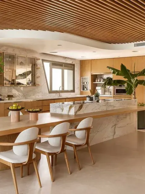 Esta propuesta une lo mejor de ambos mundos: brinda una superficie adicional para cocinar y también funciona como área de comedor.