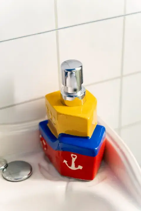 La jabonera con forma de barquito del toilette refleja a su niño interior.